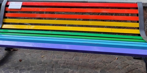 Napoli: Inaugurate ieri le prime due panchine rainbow