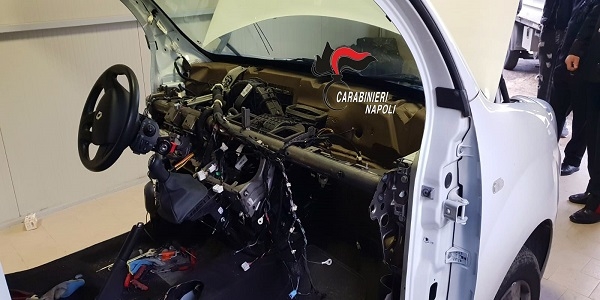 Qualiano: i CC irrompono in un capannone e rinvengono un'auto rubata