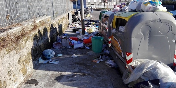 Napoli: abbandono rifiuti da residenti in altri comuni, verifiche della Municipale