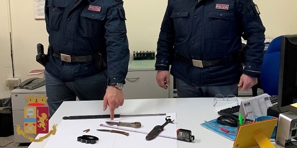 San Giorgio a Cremano: denunciati 4 ragazzi trovati in possesso di coltelli e tirapugni