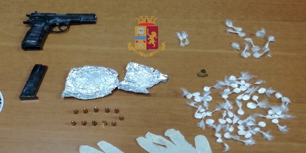 Napoli: girava in auto con droga e pistola, arrestato dalla Polizia 