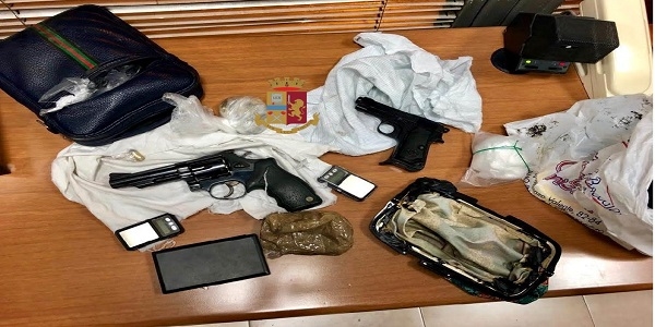 Napoli, Scampia: la polizia sequestra armi e droga