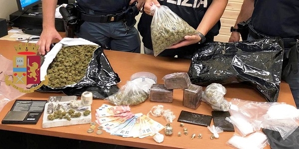 Napoli, Scampia: riforniva le piazze di spaccio, arrestato dalla polizia