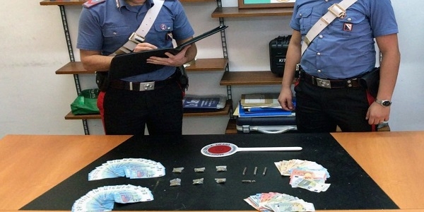 Napoli, Scampia: i carabinieri arrestano due spacciatori e sequestrano banconote false
