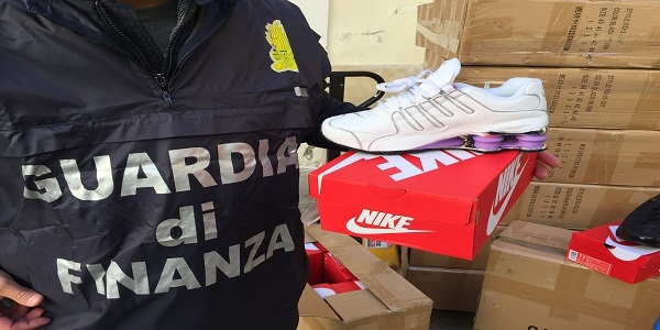 Caserta: la GDF sequestra 1.600 paia di scarpe con marchi contraffatti.