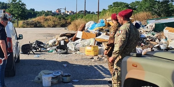 Napoli: sorpreso ad abbandonare secchi di vernice, sanzionato dalla Municipale