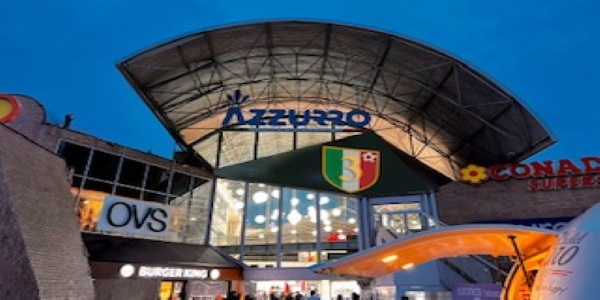Napoli: maxi Scudetto proiettato sulla facciata del centro commerciale 'Azzurro'