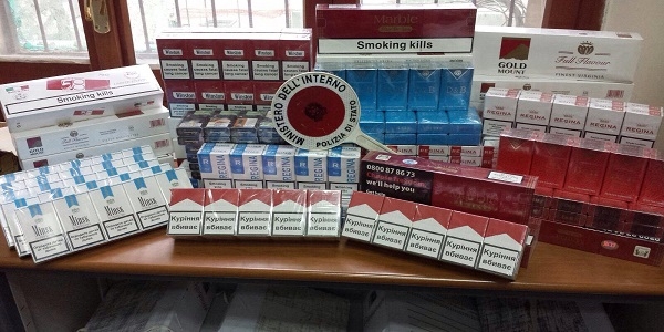 Napoli: la polizia sequestra 10 kg di sigarette di contrabbando.