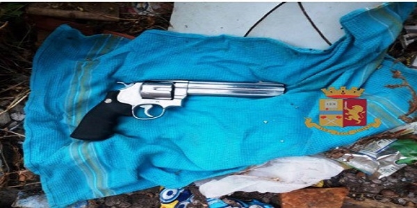 Napoli: la polizia trova una pistola a tamburo in un parcheggio abbandonato