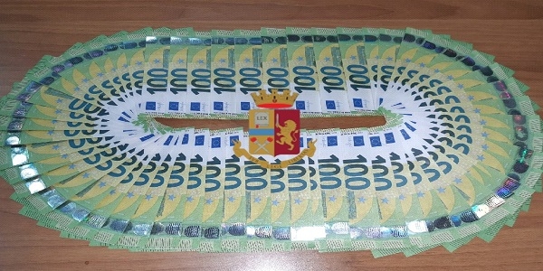 Napoli: sorpresi con 5700 euro in banconote false. Un arresto e una denuncia