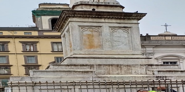 NAPOLI: RIPULITA LA STATUA DI DANTE ALIGHIERI