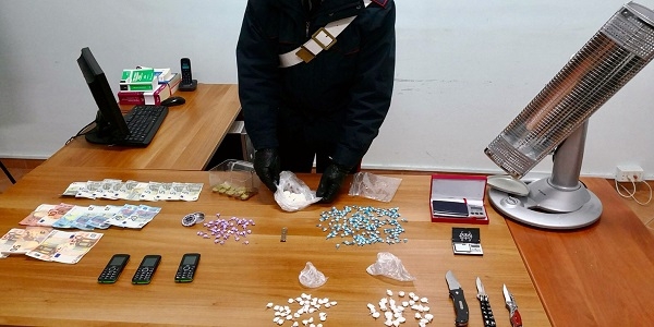 Pomigliano d'Arco: nascondeva in casa crack, cocaina e hashish, 35enne arrestata dai carabinieri