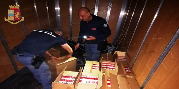 Napoli: la polizia arresta due uomini. Erano in possesso di 250 kg. di sigarette di contrabbando