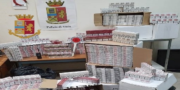 Napoli: nascondeva in casa soldi e sigarette di contrabbando, arrestato dalla polizia