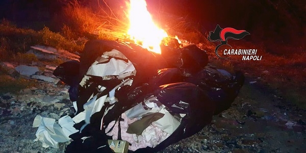 Terzigno: sorpresi ad incendiare rifiuti, arrestati dai carabinieri