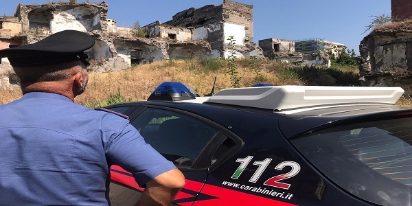 Torre A.: operazione dei carabinieri. Sequestrato un mitra e una bomba artigianale