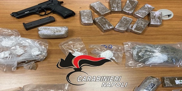 Napoli, Rione Traiano: i CC sequestrano 2 kg. di droga e una pistola carica