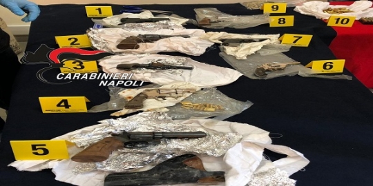 Napoli, Rione Traiano: i carabinieri rinvengono 8 pistole e 300 cartucce