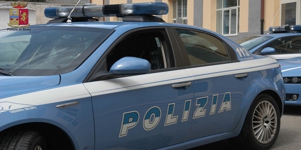 Napoli, Scampia: la polizia arresta uno spacciatore.