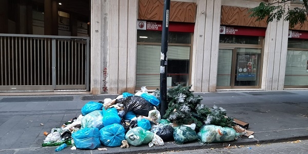 Napoli:conferimento rifiuti in modalità irregolare, controlli e multe della Municipale