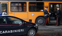 Napoli: uomo aggredito a bordo di un autobus, indagano i carabinieri.