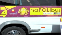 Presentati stamattina i naPOLIbus per il trasporto gratuito ai teatri in periferia.