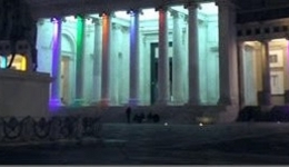 Napoli, Piazza del Plebiscito: illuminato il colonnato con le luci del Natale