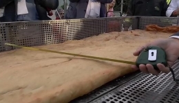 Napoli, record per la pizza fritta pi lunga del mondo: la soddisfazione dell'Ass. Panini