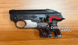 Napoli: i CC rinvengono una pistola lanciarazzi