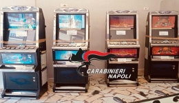 Napoli: i CC sequestrano 5 slot machine modificate