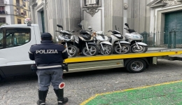 Napoli: Quartiere Sanit, sequestrati 17 veicoli