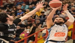 SCONFITTA PER LA GENERAZIONE VINCENTE NAPOLI BASKET: TRENTO SI IMPONE ALLA FRUIT VILLAGE ARENA