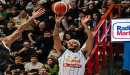 GUERRI NAPOLI - BERTRAM TORTONA 76-82, GLI AZZURRI NON COMPLETANO LA RIMONTA