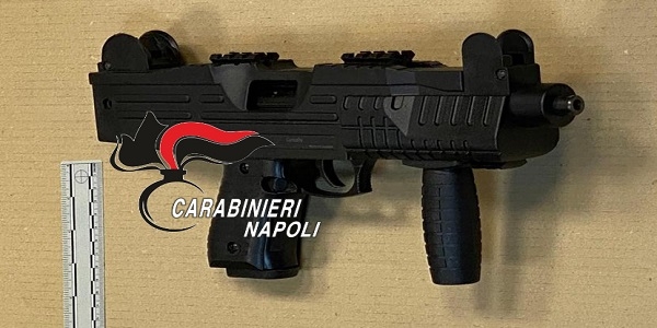 Napoli: i CC rinvengono un arsenale e 13 kg di droga
