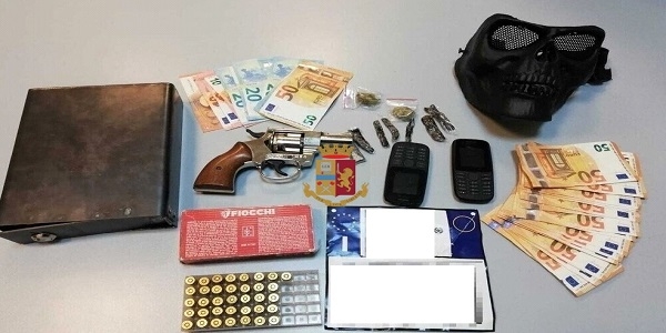 Napoli: detiene droga e munizioni in casa. Arrestato dalla polizia