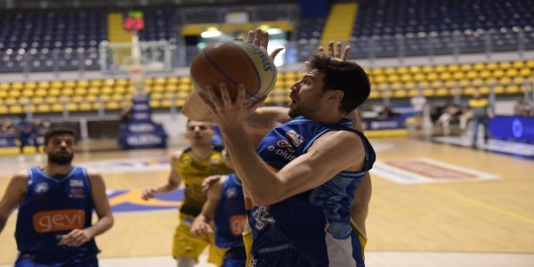 Reale Mutua Torino - GeVi Napoli Basket 75-85. Grande vittoria degli azzurri