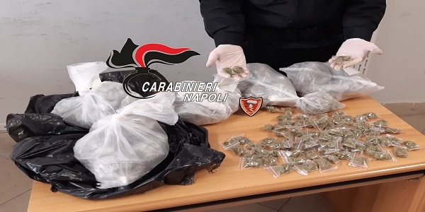 Napoli, Rione Traiano: i CC rinvengono e sequestrano 1kg di marijuana