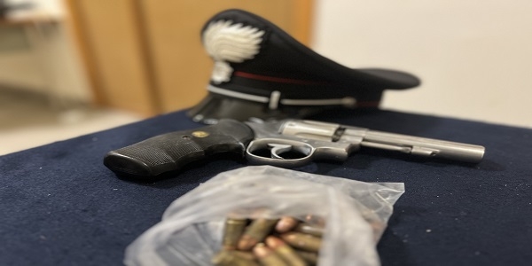 Napoli, Secondigliano: i carabinieri rinvengono armi e munizioni