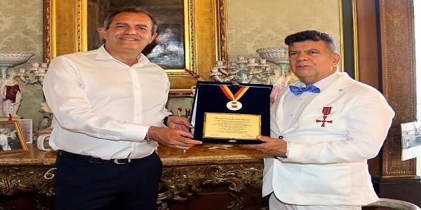 de Magistris consegna a Pasquale Della Monaco un riconoscimento per i 50 anni di attività