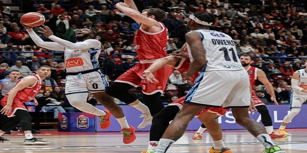 La Gevi Napoli Basket sfiora l'impresa a Milano: sconfitta 86 - 84