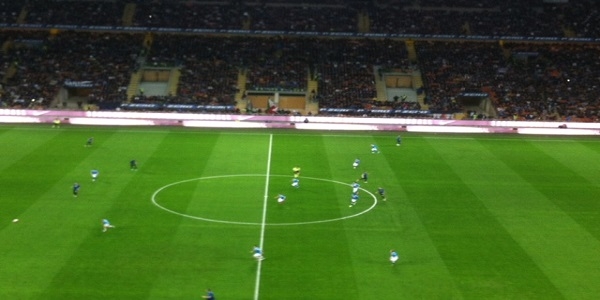 Inter - Napoli 2-0 . Un gol in fuorigioco spiana la strada ai nerazzurri. 