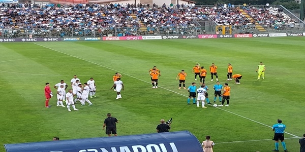 Napoli, quattro reti agli albanesi dell’Egnatia. Splendidi gol di Kvara e Ngonge