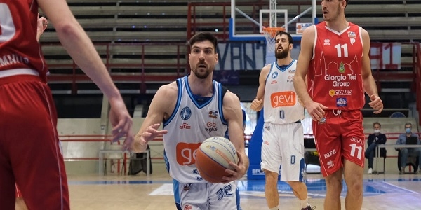 Gevi Napoli Basket-Giorgio Tesi Group Pistoia 92-78, azzurri in vantaggio nella serie playoff