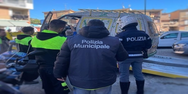 Napoli: rimossi 23 veicoli al Rione Traiano